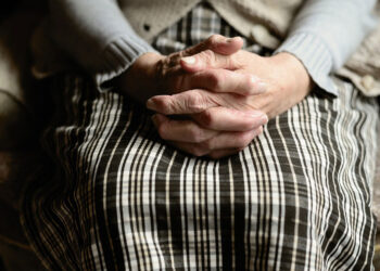 Giornata mondiale dell’alzheimer, l’appello: «Illuminiamo i palazzi di viola»