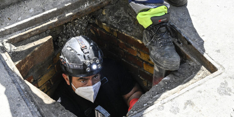 Rapina in banca, in un video tre banditi mentre entrano in filiale