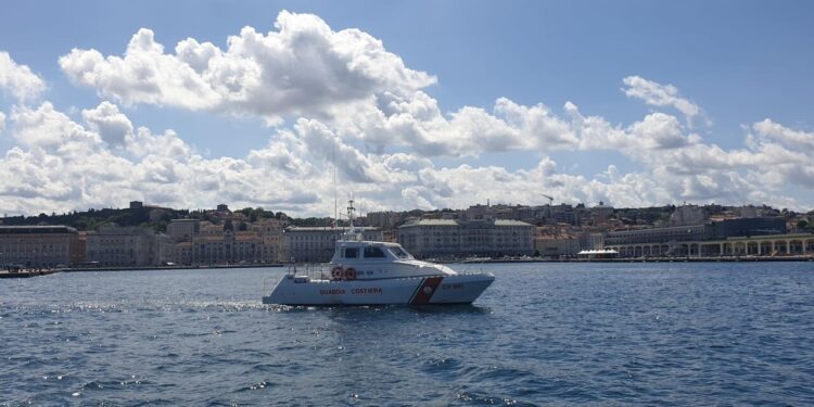 Barca affonda nel Golfo di Trieste, in salvo le 10 persone a bordo