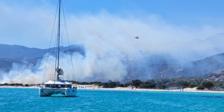 Incendio vicino spiaggia San Teodoro, evacuata azienda agricola