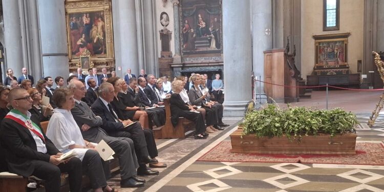 Firenze ricorda Vittorio Frescobaldi, rami di olivo e vite sopra la bara