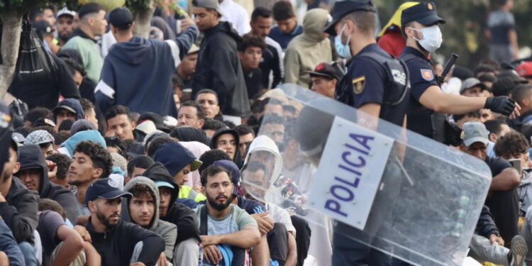 Scontri fra migranti a Ceuta, polizia spara in aria per disperdere la ressa