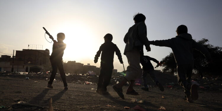 Save the Children, nello Yemen due bambini su tre non possono frequentare la scuola