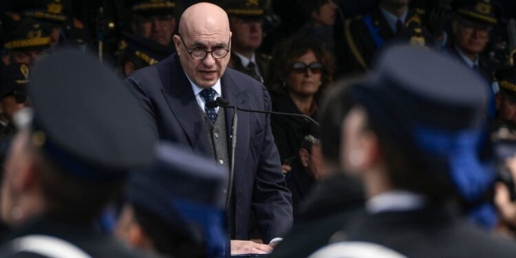 Spesa militare, quanto costa all’Italia: a rischio fondi per sanità, scuola e famiglie
