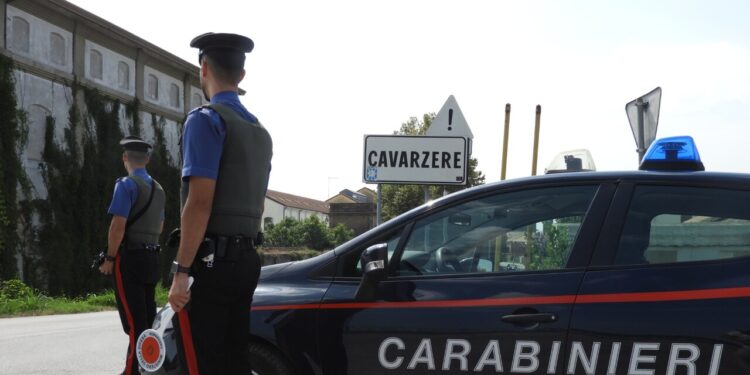 Cerca di strangolare la moglie, arrestato un 49enne