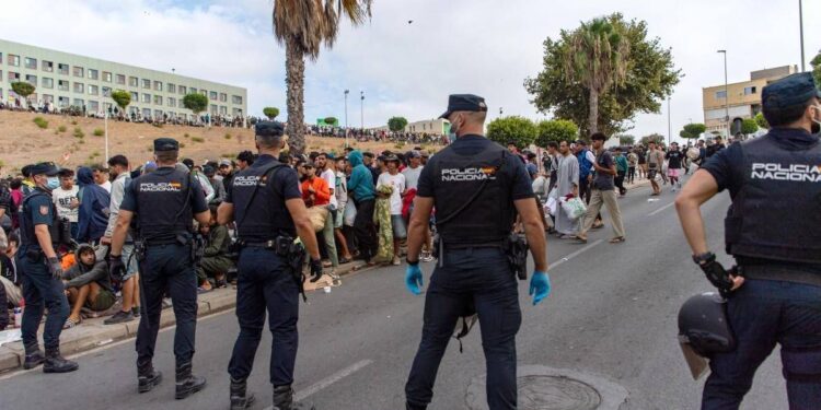 Nuovi scontri a Ceuta tra migranti e polizia, agenti sparano in aria per disperdere folla