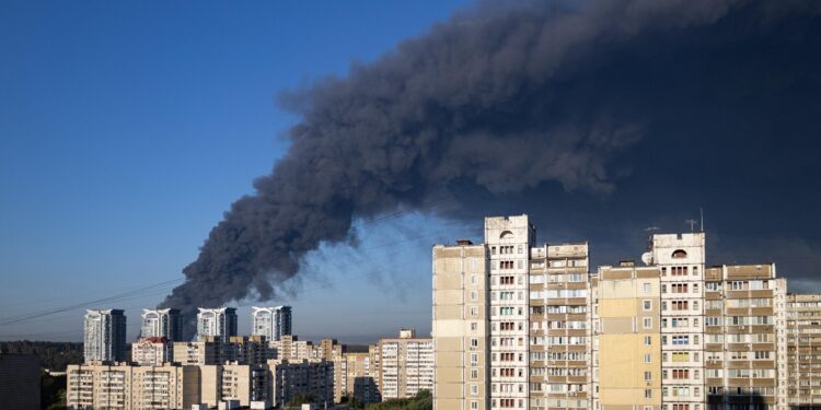 Ucraina, raid russo contro magazzino vicino a Kiev fa strage: almeno 37 morti
