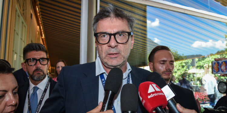Giorgetti: ‘Con l’aumento dei tassi è importante tenere sotto controllo il debito’