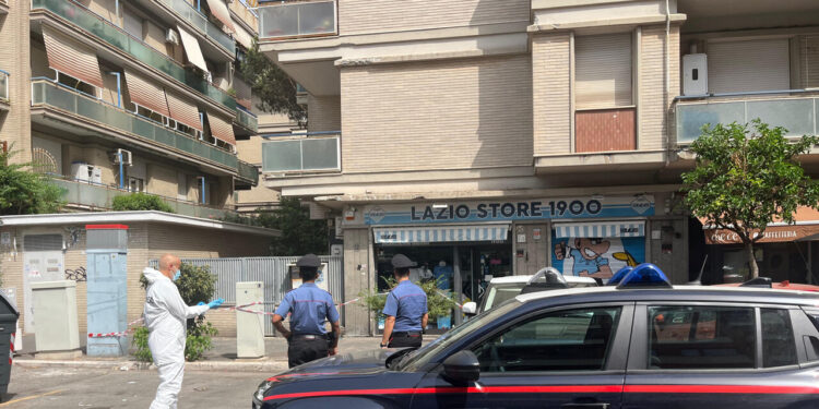 Omicidio-suicidio a Ostia, anziana trovata morta in casa