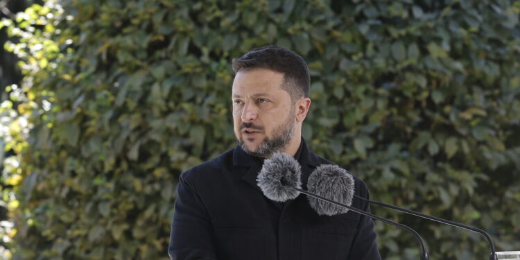 Zelensky, ‘raid russi su aeroporti dove è possibile arrivo degli inviati Usa’