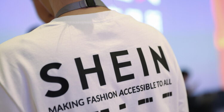Shein recupera dopo il calo, chiude quasi invariata al debutto a Hong Kong