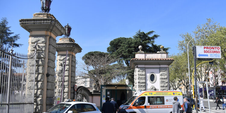 Scontro fra un’auto e una moto a Roma, muore 19enne