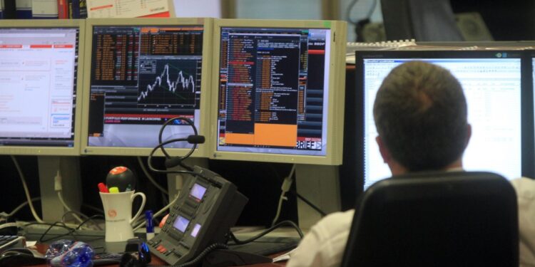 Lo spread torna a crescere, 85 punti base e rendimenti al 4,27%: oggi l’asta a medio e lungo termine