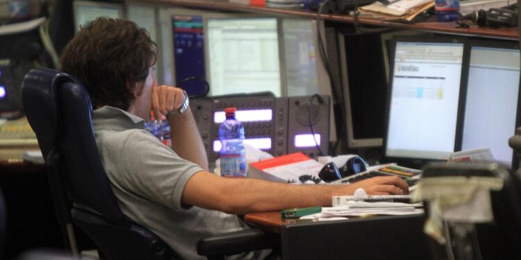Lo spread rimane fermo ma i rendimenti crescono al 4,21%, oggi iniziano le aste di settembre