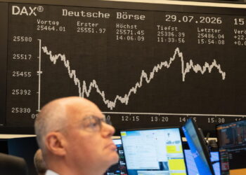 Borsa: Europa cauta in attesa dei dati Usa, Milano -0,3%