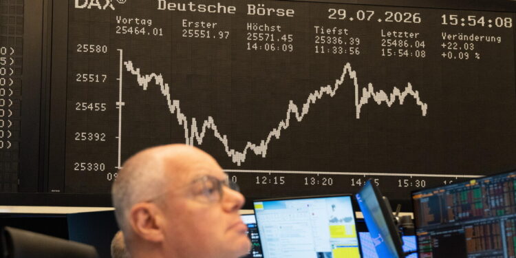 Borsa: Europa cauta in attesa dei dati Usa, Milano -0,3%