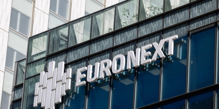 Borsa: Europa positiva, salgono gli indici Pmi, Milano +0,4%
