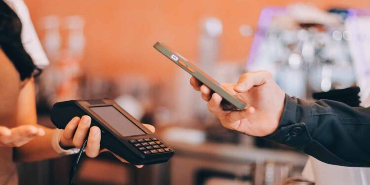 Pagamenti col POS, piccoli negozi penalizzati: commissioni fino a 4 volte più alte