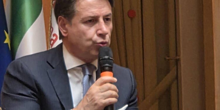 Ucraina, Conte: “Armi a Kiev provocano escalation militare”
