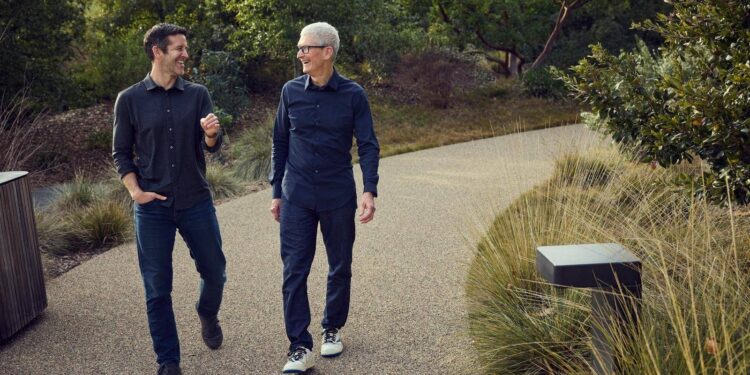 Apple, ecco quanto guadagneranno John Ternus e Tim Cook nei nuovi ruoli