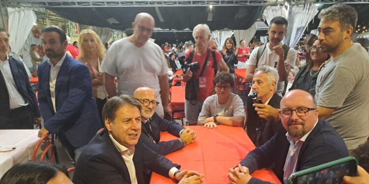 Conte, Meloni è entrata nel mondo Maga, è sovranista della domenica