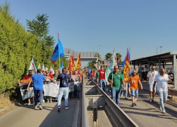 Partite le lettere di licenziamento per 2.500 lavoratori dell’indotto dell’Ex Ilva