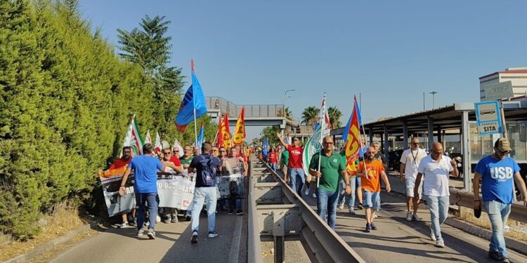 Partite le lettere di licenziamento per 2.500 lavoratori dell’indotto dell’Ex Ilva