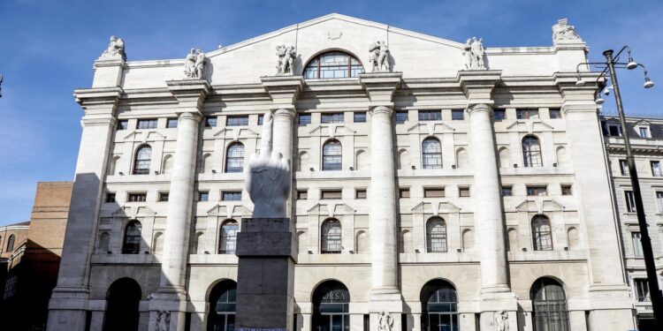 Borsa: Milano (-1%) pesante con l’Europa e le banche, corrono petrolio e gas